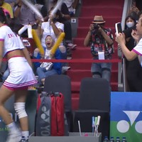 Sementara itu Hesti Purwadinata dipasangkan dengan Erika Carlina untuk melawan Raisa dan Anya. Berbeda dengan kostum yang dikenakan Anya dan Raisa, Hesti dan Erica tampil lebih girly dengan crop top dan rok olahraga berwarna putih dengan aksen merah muda. Foto: YouTube/Vindes