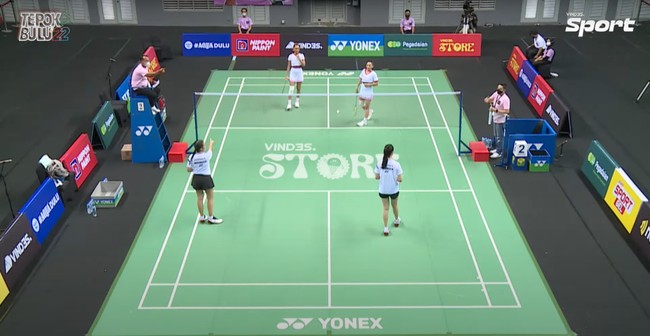 Dengan serius, keempatnya tampak bersemangat berlomba untuk memenangkan pertandingan bulu tangkis tersebut. Walaupun bukan atlet sungguhan, namun gaya keempatnya bikin serasa seperti sedang menonton pertandingan resmi BWF (Badminton World Federation) di Istora bukan? Foto: YouTube/Vindes