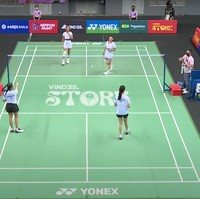 Dengan serius, keempatnya tampak bersemangat berlomba untuk memenangkan pertandingan bulu tangkis tersebut. Walaupun bukan atlet sungguhan, namun gaya keempatnya bikin serasa seperti sedang menonton pertandingan resmi BWF (Badminton World Federation) di Istora bukan? Foto: YouTube/Vindes