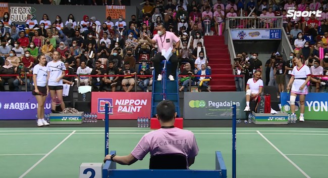 Para pemain juga diberikan waktu istirahat sebelum kembali bertanding. Dalam foto terlihat ada cukup banyak penonton yang menonton langsung pertandingan bulu tangkis antara Raisa-Anya dan Hesti-Erika. Foto: YouTube/Vindes