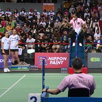 Para pemain juga diberikan waktu istirahat sebelum kembali bertanding. Dalam foto terlihat ada cukup banyak penonton yang menonton langsung pertandingan bulu tangkis antara Raisa-Anya dan Hesti-Erika. Foto: YouTube/Vindes