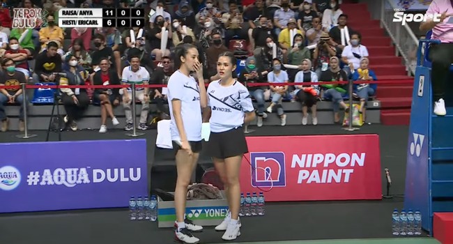 Sebelum kembali bertanding, Raisa dan Anya tak lupa menyusun rencana terlebih dahulu. Pesona keduanya saat main bulu tangkis pun bikin susah kedip. Foto: YouTube/Vindes