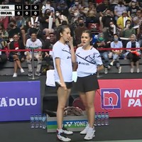 Sebelum kembali bertanding, Raisa dan Anya tak lupa menyusun rencana terlebih dahulu. Pesona keduanya saat main bulu tangkis pun bikin susah kedip. Foto: YouTube/Vindes