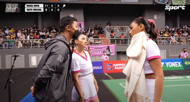 Tim Hesti-Erika maupun Anya-Raisa juga diperkenankan untuk bertemu dan membicarakan strategi melawan dengan pelatihnya masing-masing. Terlihat Hesti dan Erika yang begitu serius mendengarkan arahan dari pelatihnya. Foto: YouTube/Vindes