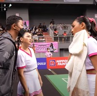 Tim Hesti-Erika maupun Anya-Raisa juga diperkenankan untuk bertemu dan membicarakan strategi melawan dengan pelatihnya masing-masing. Terlihat Hesti dan Erika yang begitu serius mendengarkan arahan dari pelatihnya. Foto: YouTube/Vindes