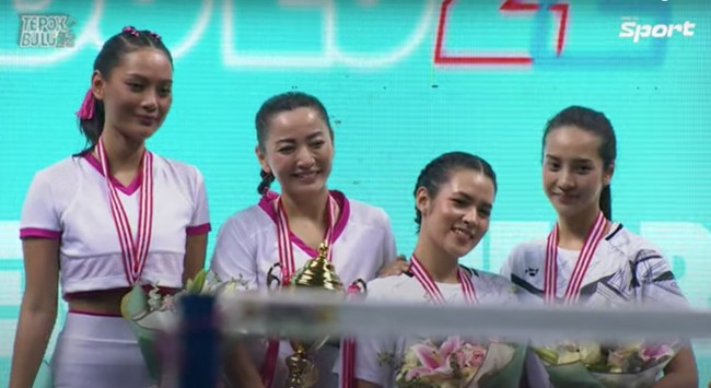 Walaupun awalnya sempat unggul, namun tim Raisa-Anya pada akhirnya harus pulang membawa kekalahan. Hesti dan Erika berhasil memenangkan 2 babak dengan skor 22-20 dan 21-15. Foto: YouTube/Vindes