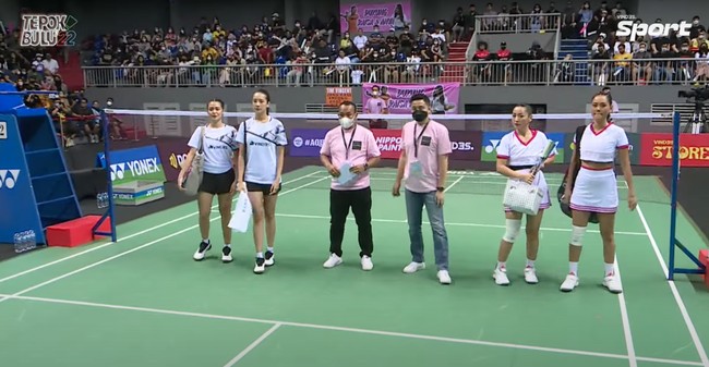 Bak atlet bulu tangkis sungguhan, Raisa dan Anya Geraldine tampil melawan Hesti Purwadinata dan Erika Carlina dalam pertandingan Vindes Tepok Bulu 2022. Acara tersebut disiarkan secara langsung di YouTube Vindes pada 3 Juli 2022. Foto: YouTube/Vindes