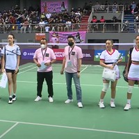 Bak atlet bulu tangkis sungguhan, Raisa dan Anya Geraldine tampil melawan Hesti Purwadinata dan Erika Carlina dalam pertandingan Vindes Tepok Bulu 2022. Acara tersebut disiarkan secara langsung di YouTube Vindes pada 3 Juli 2022. Foto: YouTube/Vindes