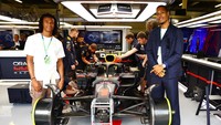 Van Dijk dan Ake berada di paddock pebalap Belanda, Max Verstappen. (Foto: Getty Images/Mark Thompson)