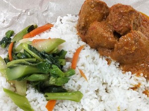 Wanita Ini Kaget Beli Nasi Ayam Kari Harga Rp 160 Ribu