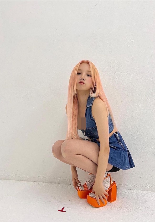 Gaya idol asal Tiongkok ini tampil unik mengenakan sepatu plaform dan kaus kaki. Foto: Instagram/@yuqisong.923