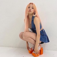 Gaya idol asal Tiongkok ini tampil unik mengenakan sepatu plaform dan kaus kaki. Foto: Instagram/@yuqisong.923