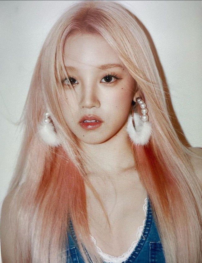 “Tidak, sayang, itu cuma prasangka buruk. Bukan berarti ketika seorang wanita memakai rok mini atau memperlihatkan sedikit dadanya itu berarti dia terlalu mengekspos dirinya. Juga bukan berarti ketika dia menunjukkan kulitnya, kamu jadi berpikiran seperti itu,” kata Yuqi. Foto: Instagram/@yuqisong.923