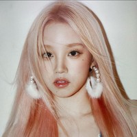 “Tidak, sayang, itu cuma prasangka buruk. Bukan berarti ketika seorang wanita memakai rok mini atau memperlihatkan sedikit dadanya itu berarti dia terlalu mengekspos dirinya. Juga bukan berarti ketika dia menunjukkan kulitnya, kamu jadi berpikiran seperti itu,” kata Yuqi. Foto: Instagram/@yuqisong.923