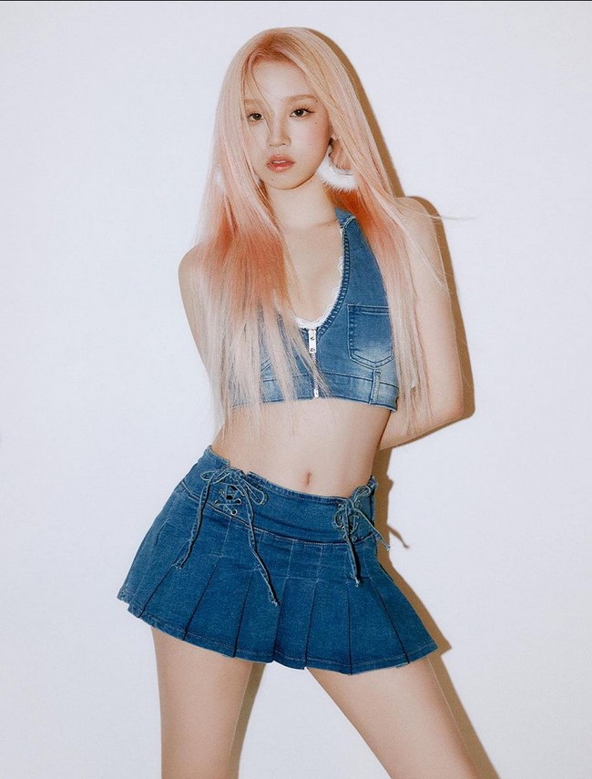 Yuqi (G)-IDLE bergaya denim-on-denim untuk pemotretan majalah ELLE Korea. Ia memakai rompi dipadu rok mini dengan aksen lipit. Foto: Instagram/@yuqisong.923