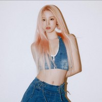 Yuqi (G)-IDLE bergaya denim-on-denim untuk pemotretan majalah ELLE Korea. Ia memakai rompi dipadu rok mini dengan aksen lipit. Foto: Instagram/@yuqisong.923