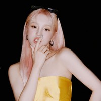 “Aku hanya berpikir aku terlihat bagus (dengan pakaian ini), dan aku merasa puas, jadi itu sudah cukup,” lanjutnya. Foto: Instagram/@yuqisong.923