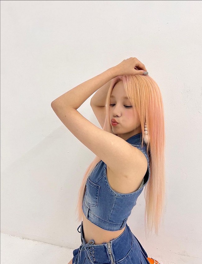 “Sayang, foto 3 dan 5, bukankah itu terlihat terlalu terbuka? Tolong berhati-hatilah saat aku tidak ada di sekitar. Banyak orang (di sini) yang punya pikiran cabul,” komentar netizen di Weibo. Foto: Instagram/@yuqisong.923