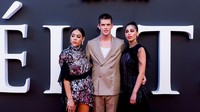 Elite jadi salah satu serial Netflix yang menampilkan banyak wajah muda dan fresh. Kamu mungkin sudah pernah lihat Danna Paola saat masih bocah di telenovela Maria Bellen, tapi penampilan Miguel Bernadeau dan Mina El Hammani siap mencuri perhatian kamu juga! (Foto: Getty Images for Netflix/Pablo Cuadra)