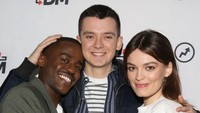 Sex Education season terbaru tidak tayang tahun ini. Kita masih harus menunggu melihat kelanjutan dinamika persahabatan dan percintaan antara Asa Butterfield, Ncuti Gatwa, dan Emma Mackey di serial tersebut. (Foto: Getty Images/Manny Carabel)