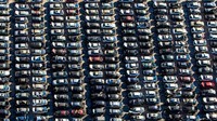 Lahan parkir ini merupakan kuburan bagi ribuan mobil yang dibuang.