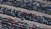 Biarpun rusak dan dibuang, namun penataan mobil-mobil tersebut tersusun dan terparkir rapi.