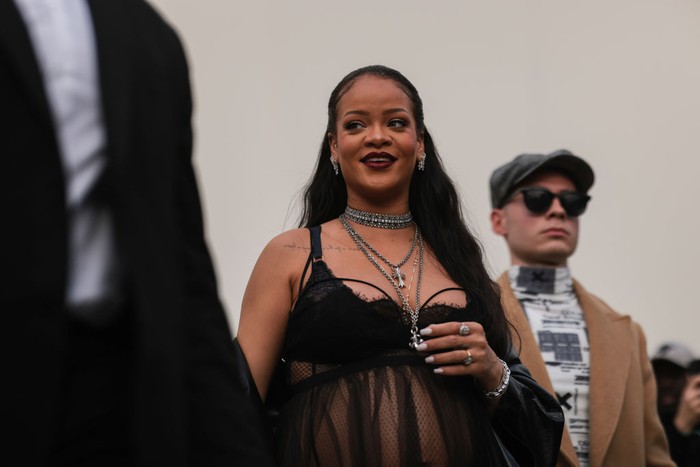 1375869922 PARIS, FRANCE - MARCH 01: Rihanna is seen outside the Dior show, during Paris Fashion Week - Womenswear F/W 2022-2023, on March 01, 2022 in Paris, France (Photo by Jeremy Moeller/Getty Images)