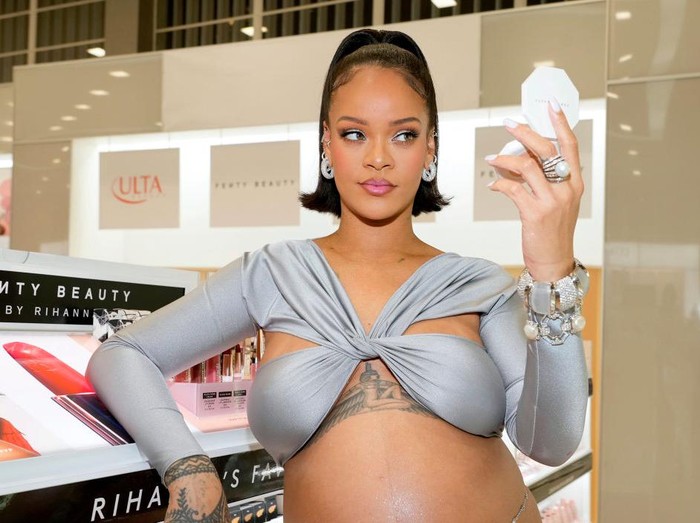 PARIS, FRANCE - SEPTEMBER 21:  Rihanna attends the Fenty Beauty by Rihanna Paris launch party hosted by Sephora at Jardin des Tuileries on September 21, 2017 in Paris, France.  (Photo by Pascal Le Segretain/Getty Images for Fenty Beauty)
