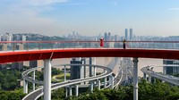 Bagaimana menurut Anda? Bisa dibilang skywalk ini mirip seperti di Senayan Park.