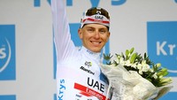 Tadej Pogacar melambaikan tangan usai menyabet jersey putih di etape pertama TDF 2022, di Kopenhagen, Denmark, Jumat (1/7/2022). Pogacar pada kondisi prima untuk mempertahankan jersey kuning. Ia berlatih hampir 2 bulan untuk bertarung di kejuaraan paling bergengsi ini. (Tim de Waele/Getty Images)