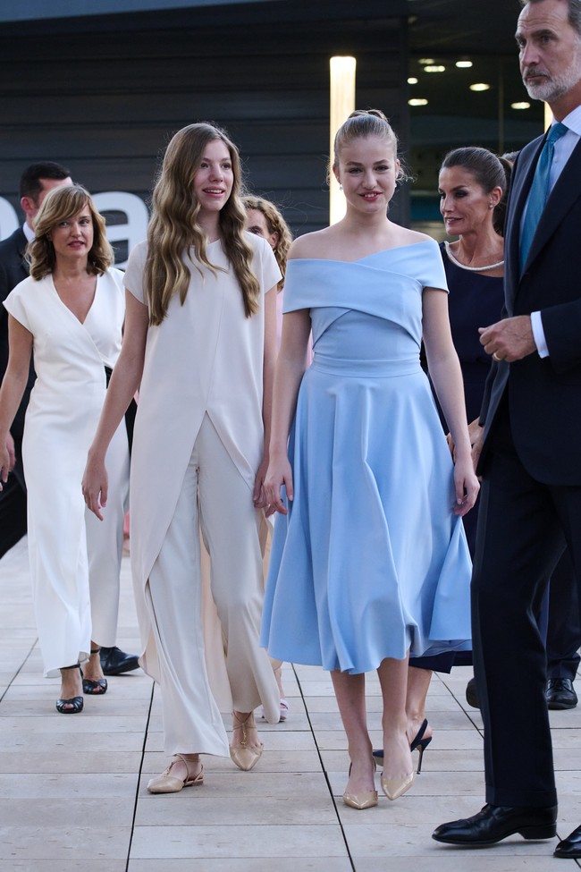 Begini penampilan Princess Leonor dengan sang adik yang menjadi calon ratu kedua setelah dirinya.Foto: Getty Images/Carlos Alvarez