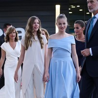 Begini penampilan Princess Leonor dengan sang adik yang menjadi calon ratu kedua setelah dirinya.Foto: Getty Images/Carlos Alvarez