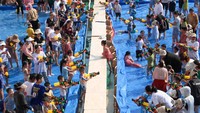 Bukan kolam sungguhan lho ya, tapi memanfaatkan halaman TK yang disulap menjadi kolam dengan menggunakan terpal raksasa.