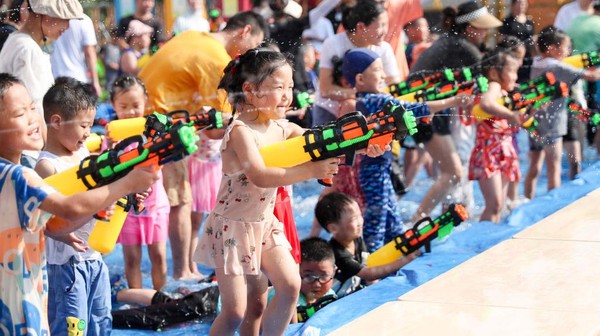 Tak hanya mandi busa, anak-anak ini pun terlihat bersemangat saat tembak-menembak menggunakan pistol air.