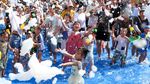 Kegirangan Anak-anak di China saat Mandi Busa