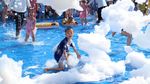 Kegirangan Anak-anak di China saat Mandi Busa