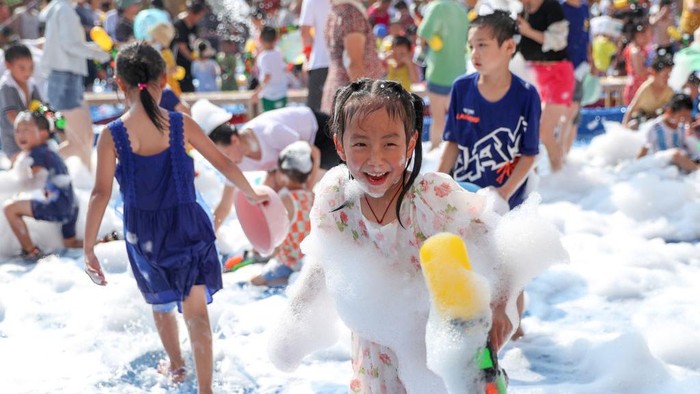 HUAYING, CHINA - JULY 05: Children and their parents enjoy themselves in a water pool at a kindergarten on a hot summer day on July 5, 2022 in Huaying, Guang an City, Sichuan Province of China. (Photo by VCG/VCG via Getty Images)