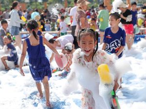Kegirangan Anak-anak di China saat Mandi Busa