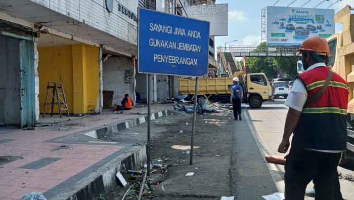 7 Ruko Berdiri di Atas Sungai Jompo Dirobohkan