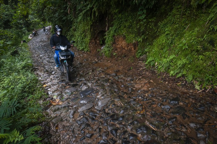 AKSES JALAN ANTARPROVINSI RUSAK PARAH DI LEBAK Pengendara mobil melintas di jalur Lebak-Sukabumi di Cibeber, Lebak, Banten, Senin (4/7/2022). Akses jalan utama antarprovinsi Banten-Jawa Barat tersebut kondisinya sudah puluhan tahun rusak parah dan berakibat terganggungnya aktivitas perekonomian masyarakat setempat serta kendaraan sering terjatuh ke dalam jurang jika turun hujan. ANTARA FOTO/Muhammad Bagus Khoirunas/wsj.