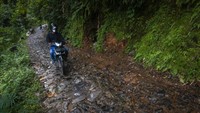 Pengendara melintas di jalur Lebak - Sukabumi, Lebak, Banten, Senin (4/7/2022). Akibatnya, aktivitas perekonomian masyarakat terganggu.