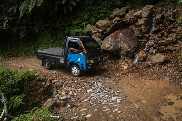 AKSES JALAN ANTARPROVINSI RUSAK PARAH DI LEBAK Pengendara mobil melintas di jalur Lebak-Sukabumi di Cibeber, Lebak, Banten, Senin (4/7/2022). Akses jalan utama antarprovinsi Banten-Jawa Barat tersebut kondisinya sudah puluhan tahun rusak parah dan berakibat terganggungnya aktivitas perekonomian masyarakat setempat serta kendaraan sering terjatuh ke dalam jurang jika turun hujan. ANTARA FOTO/Muhammad Bagus Khoirunas/wsj.