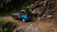 Mobil pikap melintasi jalan rusak dengan berhati-jati. Jika hujan atau setelahnya, jalan berlumpur dan licin, sejumlah kendaraan sering terjatuh ke dalam jurang.