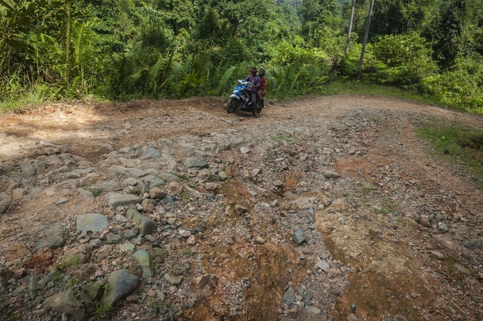 AKSES JALAN ANTARPROVINSI RUSAK PARAH DI LEBAK Pengendara mobil melintas di jalur Lebak-Sukabumi di Cibeber, Lebak, Banten, Senin (4/7/2022). Akses jalan utama antarprovinsi Banten-Jawa Barat tersebut kondisinya sudah puluhan tahun rusak parah dan berakibat terganggungnya aktivitas perekonomian masyarakat setempat serta kendaraan sering terjatuh ke dalam jurang jika turun hujan. ANTARA FOTO/Muhammad Bagus Khoirunas/wsj.