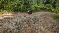 Pengendara melintas di jalur Lebak - Sukabumi, Lebak, Banten, Senin (4/7/2022). Jalan rusak ini telah berlangsung bertahun-tahun. Tampak jalan hanya menyisakan batu keras dan tanah (makadam).