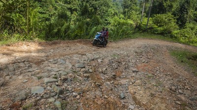 Rusak Maksimal, Jalan di Lebak Ini Bikin Repot Pengendara