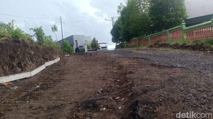 Akses jalan untuk Stadion Gelora BJ Habibie Parepare diperlebar.