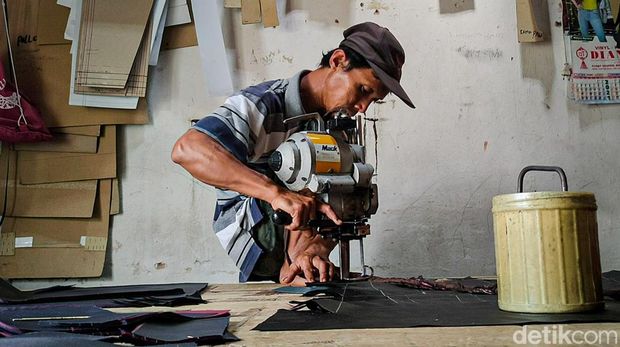 Aktivitas pekerja di tempat produksi tas lokal di Nanggulan, Kulon Progo, Daerah Istimewa Yogyakarta (DIY), Selasa (5/7/2022).