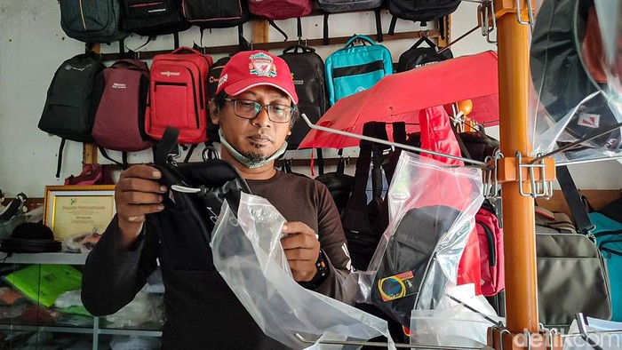 Aktivitas pekerja di tempat produksi tas lokal di Nanggulan, Kulon Progo, Daerah Istimewa Yogyakarta (DIY), Selasa (5/7/2022).