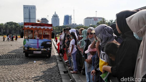 Meski begitu, tentu akan sangat melelahkan jika harus mengelilingi Monas dengan berjalan kaki.